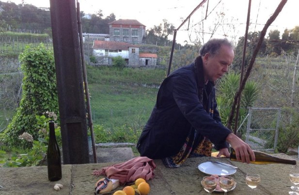 servindo vinho