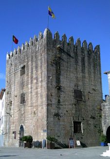 531px-Ponte_de_lima_torre_cadeia_velha_(1)