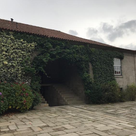 Entrada da Fundação Eça de Queiroz